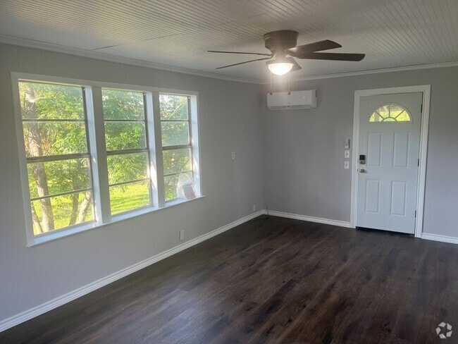 Building Photo - 1711 Halsell St Unit Apartment