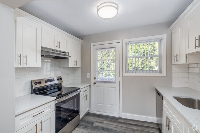 2BR, 1BA - 1,044SF - Kitchen