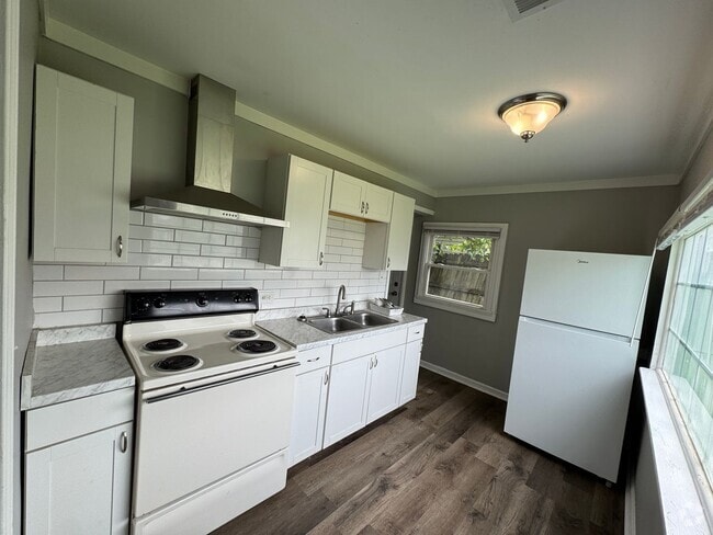 Building Photo - 1038 Marcellus Dr Rental