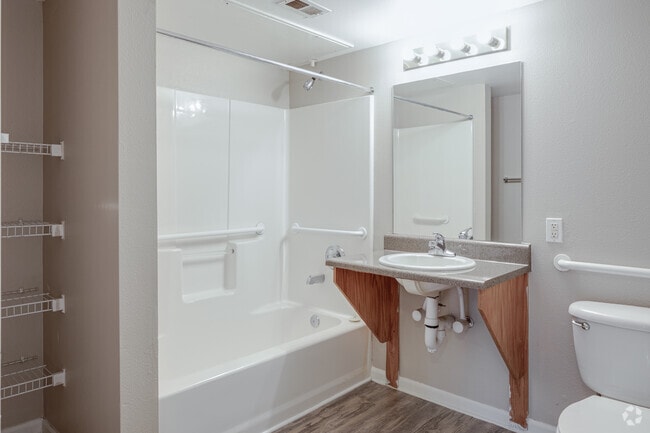 2BR, 1BA - 777SF