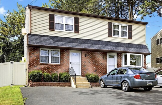 Building Photo - 454 Avenue A Unit 1/2