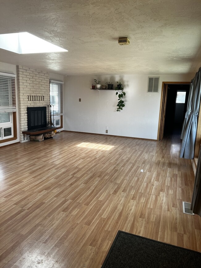 Photo - 146 Hawthorn Ln