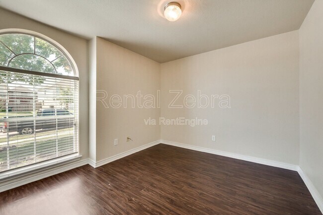 Photo - 4216 Summersweet Ln
