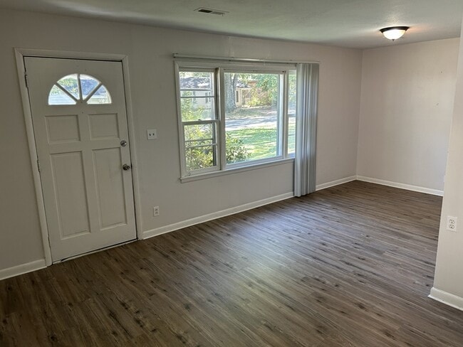 Photo - 611 9th St NW