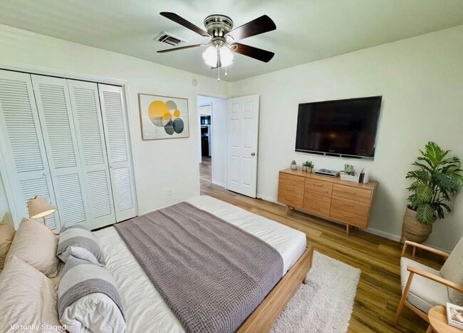 Photo - 340 N Houston Unidad 7