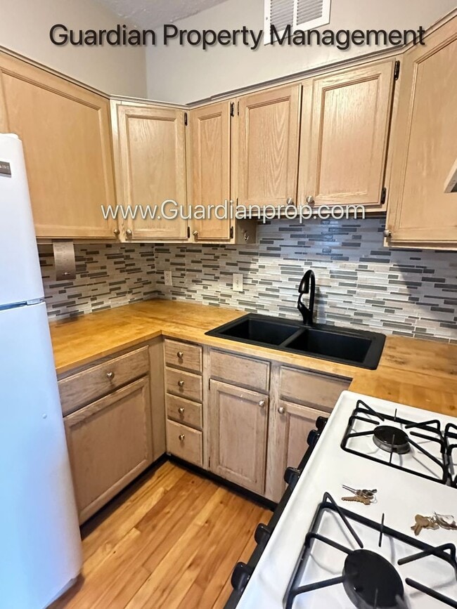 Photo - Kenwood Apartment, Private Entry, Parking, Pets Welcome, Video Walk Through Unit #6