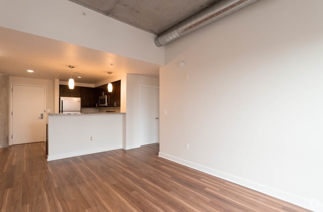2BR, 2BA - 885 SF