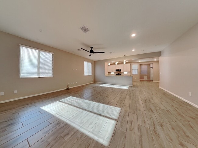 21266 W Wilshire Dr
