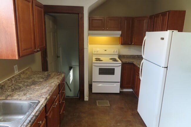 Building Photo - 806 E Deshler Ave Rental