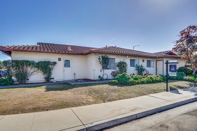 Building Photo - Newly Remodeled 3BR, 2BA, 1,117sf Duplex w...