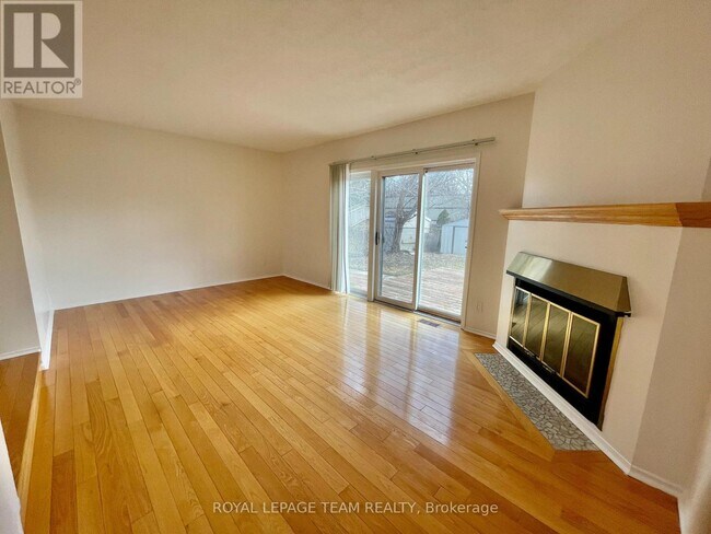 Photo - 128 Pinetrail Crescent