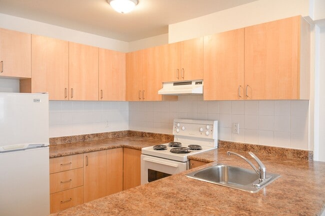 Building Photo - 4590 Chemin Queen Mary Unit 108
