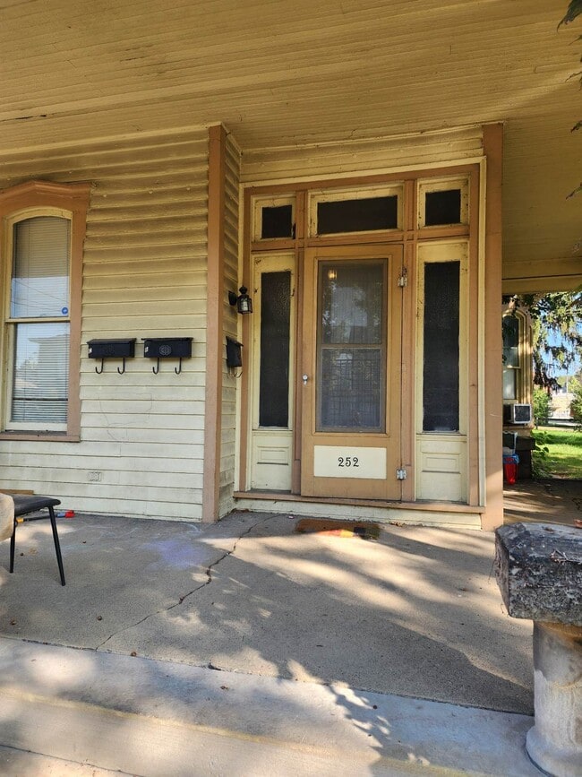 Photo - 252 W Locust St Unidad B