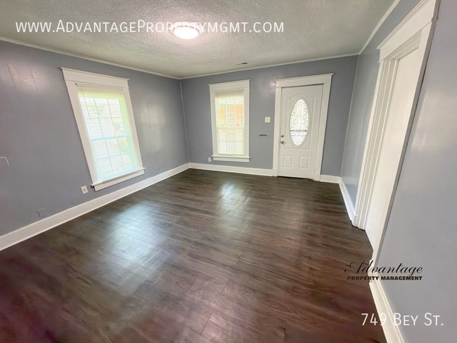 Photo - 749 Bey St