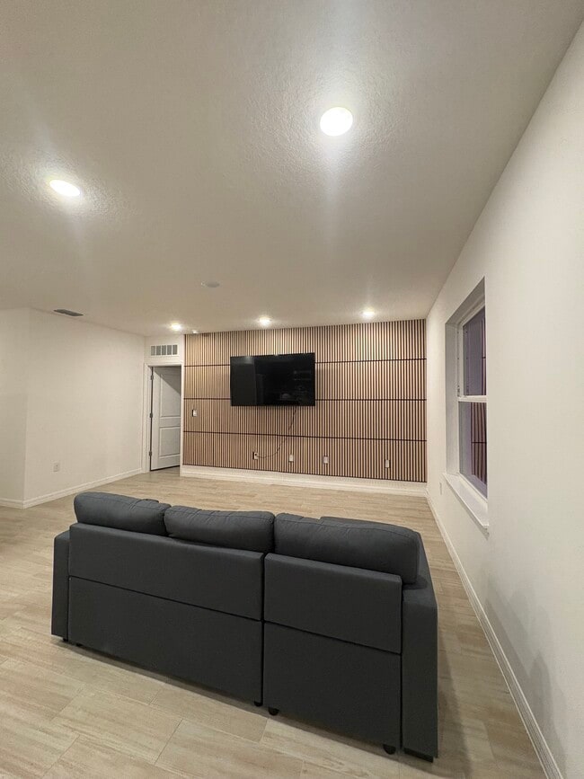 Photo - 268 Pioneer Ave NE