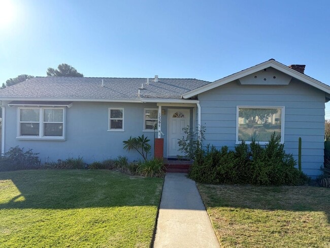 Building Photo - 3 bed 1.5 bath house + Studio Apt