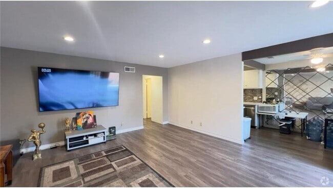 Building Photo - 731 E Fairway Dr Unit 731 Rental
