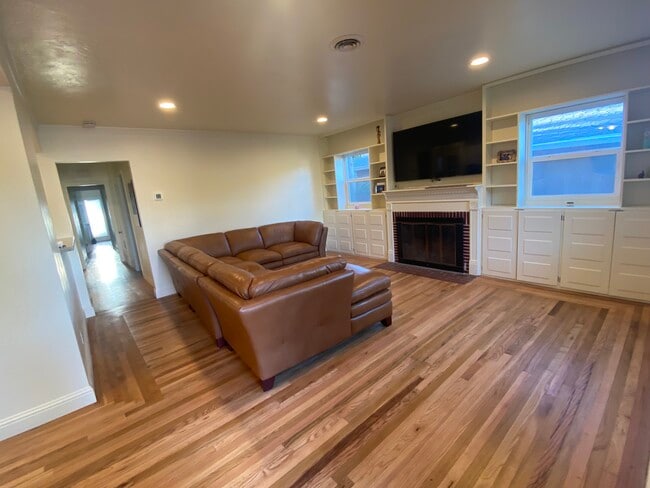 Photo - 3654 52nd St