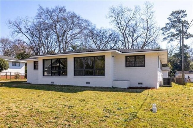 Building Photo - 5 bedroom/2bathroom home available 9/15 to...