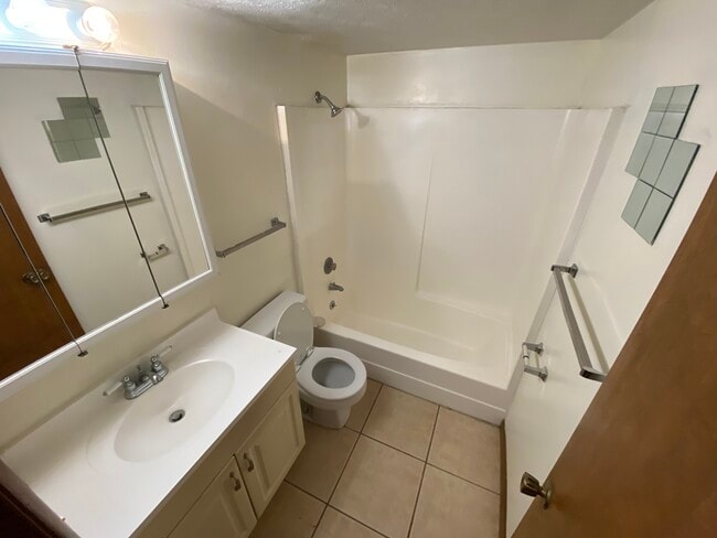 Photo - 1832 Claflin Rd