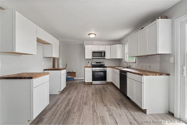 Photo - 456 Thompson St