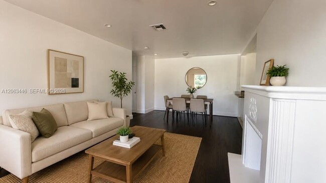 Photo - 670 NE 166th St