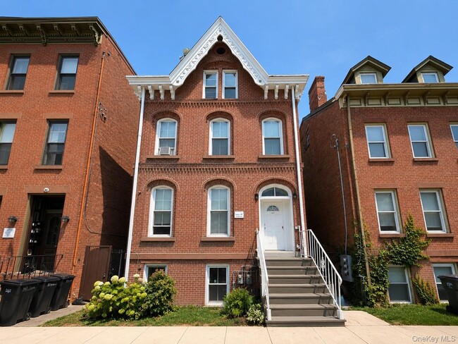 Building Photo - 167 Liberty St Unit 2