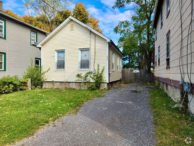 Building Photo - Single Family home | 1 Bed 1 Bath | Off st...