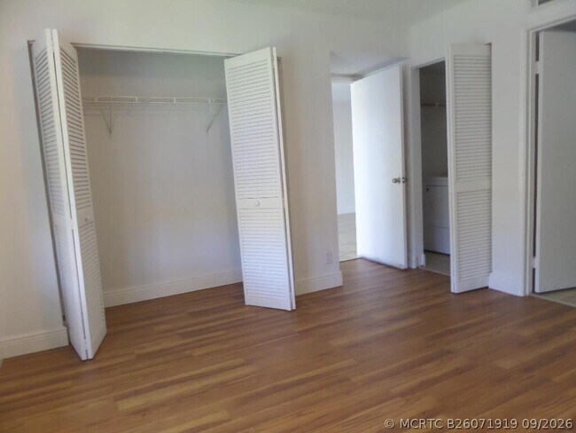 1523 Lake Crystal Dr Unit F
