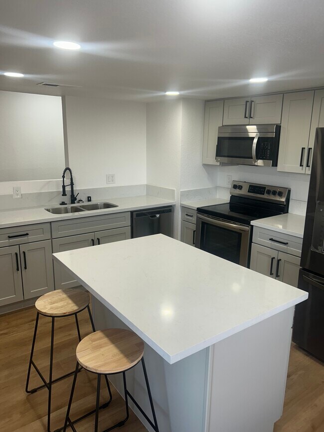 Photo - 3790 Shirebrook Dr Unidad Newly remodel 2 Bd 2 Bth