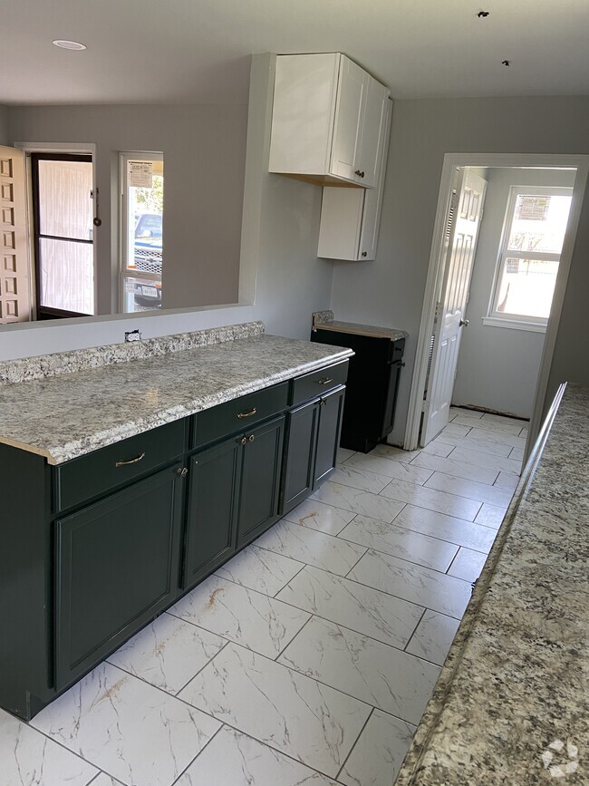 Building Photo - 126 Oak Hill Dr Rental