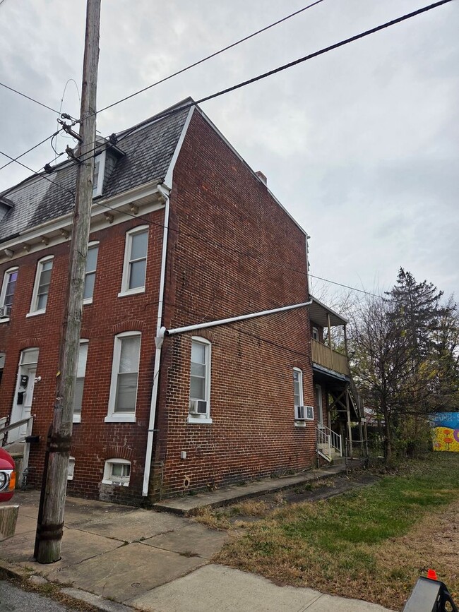 Building Photo - 510 N Pershing Ave Unit 510 N. PERSHING AVE. #2