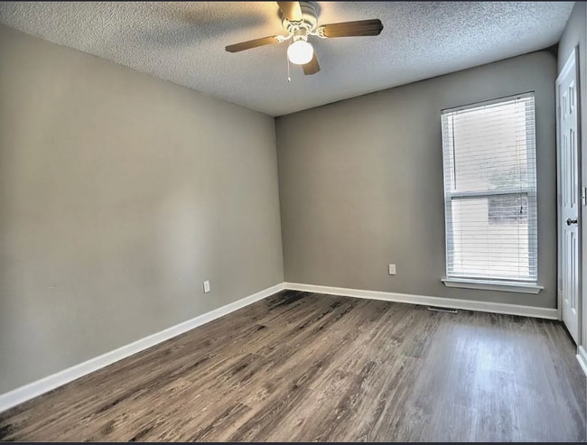 Photo - 1075 Roper Rd