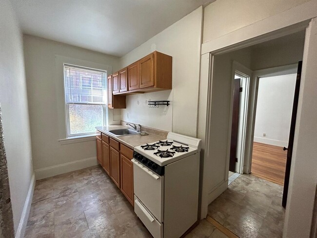 Building Photo - 152 Summer St Rental