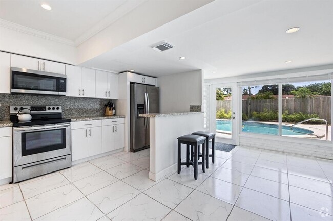 Building Photo - 2440 SW 16th St Rental