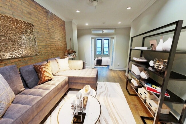 Building Photo - 529 E 6th St