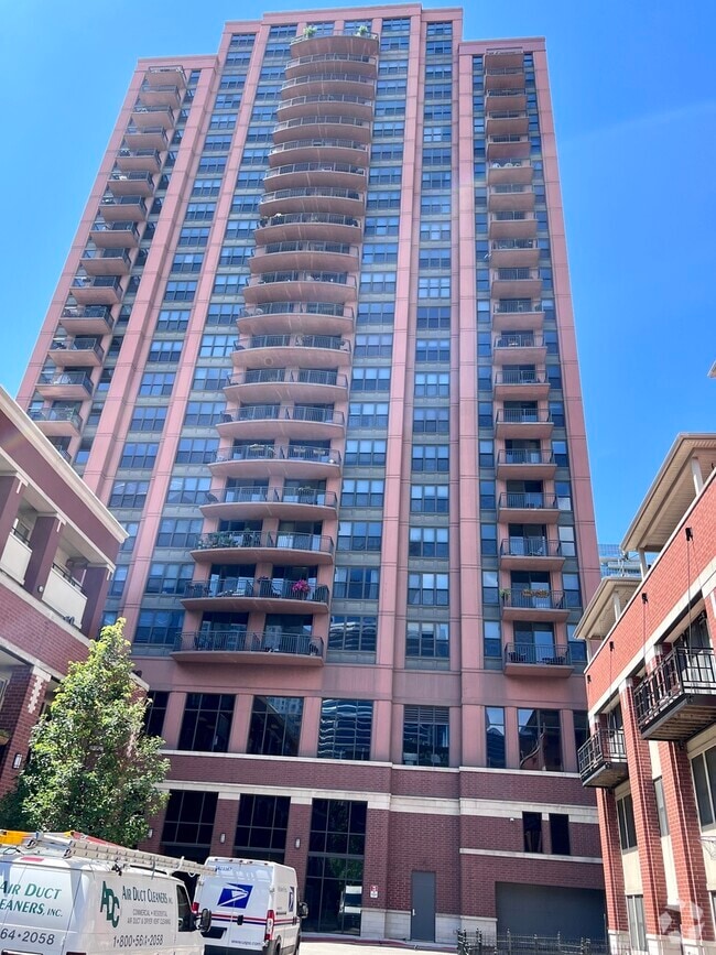 Building Photo - 330 N Jefferson St Unit 1404 Rental