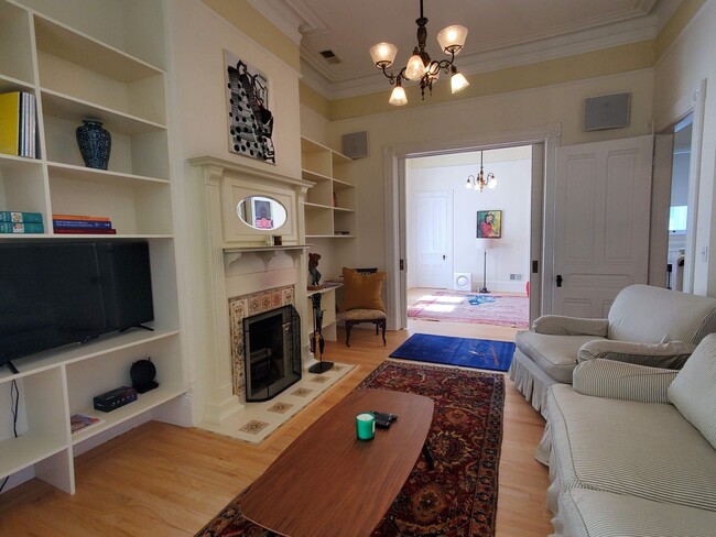 Building Photo - Noe Valley Beautifully Updated Top Floor Two Bedroom w. Chef's Kitchen and Laundry