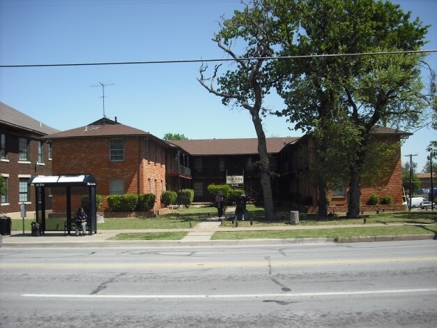 Photo - Oak Villa Apartments