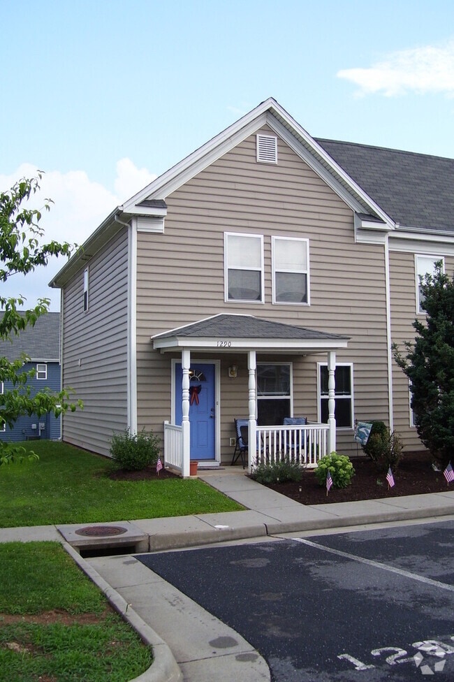 Building Photo - Immaculate End Unit Townhouse