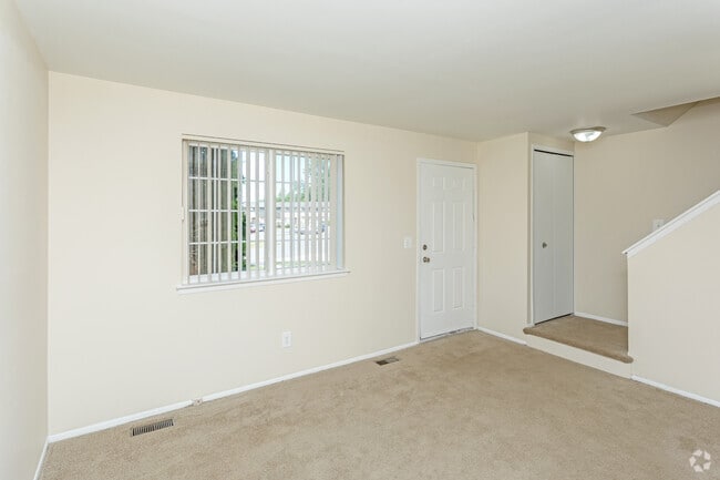 2BR, 1BA - 845 SF