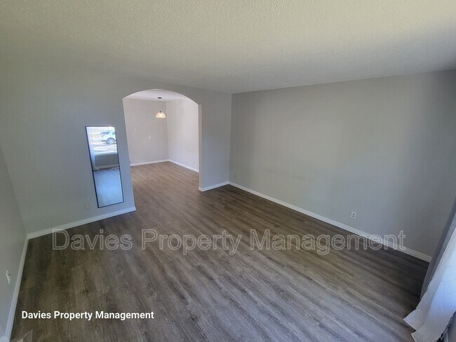 Photo - 12012-12088 88 St