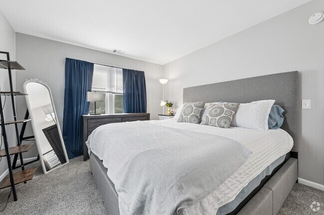 2BR, 1.5BA - 925SF - Primary Bedroom