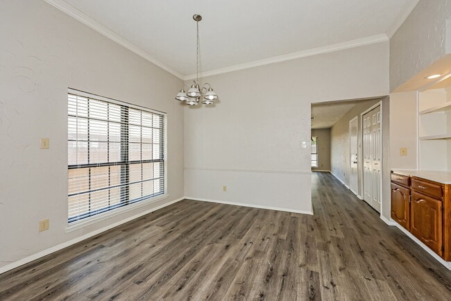 Photo - 1435 Colborne Dr