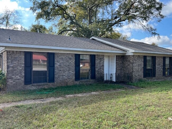 Building Photo - Brick home off Three Notch Road