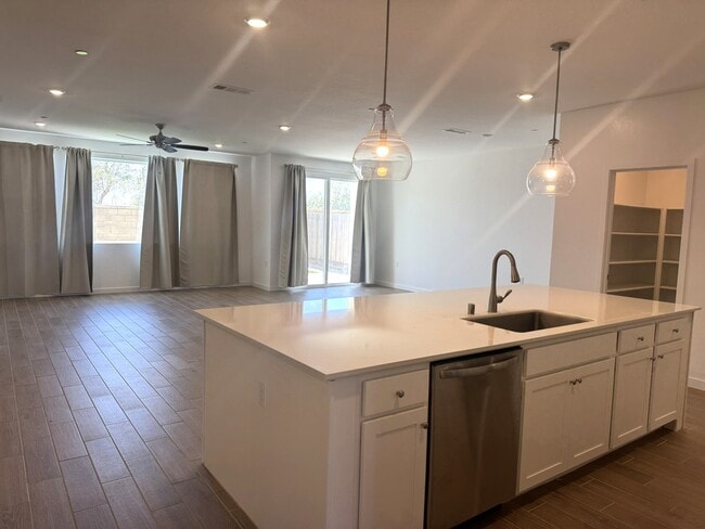 Photo - 1083 Traverse Dr S