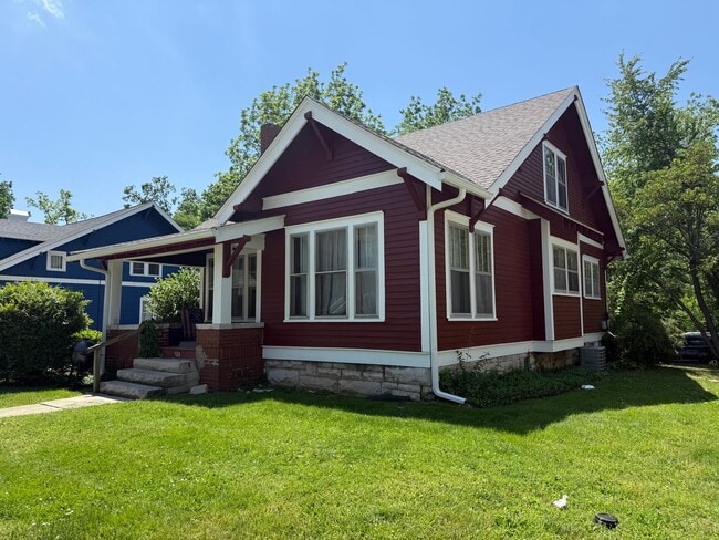 Large 4 Bed/2 Bath House in Quiet Neighbor... - Large 4 Bed/2 Bath House in Quiet Neighbor...