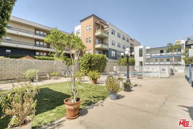 Photo - 12015 Kling St Unidad 205