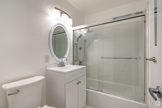 2BR, 1BA - 750SF