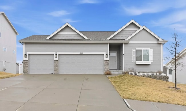 Building Photo - 4 Bedroom Home near Flanagan Lake
